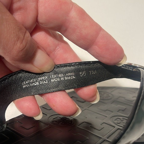 TORY BURCH (EUC) Women’s Black Patent Look Thong Sandals With Silver Logo Size 7 - Picture 5 of 11